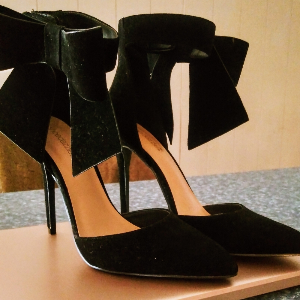 Size 11 Black suede Bow High Heel!!